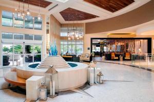 um lobby com uma fonte no meio de um edifício em Playa Largo Resort & Spa, Autograph Collection em Key Largo