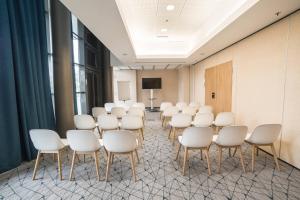 une chambre avec un bouquet de chaises et un podium dans l'établissement Courtyard by Marriott Paris La Defense West - Colombes, à Colombes