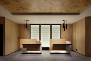 Mino的住宿－Fairfield by Marriott Gifu Mino，一间会议室,配有两张桌子和一扇窗户