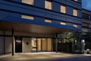 Fairfield by Marriott Gifu Mino في Mino: مبنى أزرق مع واجهة مضاءة