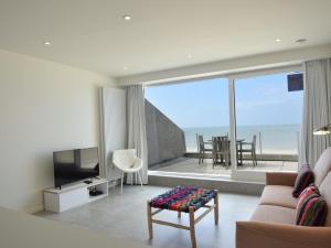 een woonkamer met uitzicht op de oceaan bij Mayfair 0205 exclusive residence with sea view in De Haan