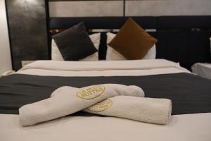 イスタンブールにあるLa Pazza Suitesのベッドの上に座るタオル2枚
