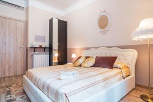 a bedroom with a large bed with pillows on it at Royal Rooms - Elegante appartamento nel cuore di Roma in Rome
