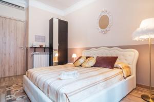 sypialnia z dużym łóżkiem z poduszkami w obiekcie Royal Rooms - Elegante appartamento nel cuore di Roma w Rzymie