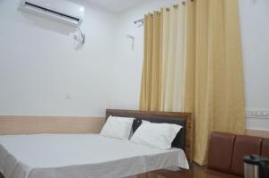 - une chambre avec 2 lits et un rideau dans l'établissement Panwar Palace, à Uttarkāshi