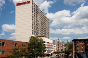 um edifício branco alto com um letreiro de shagon em Sheraton Philadelphia University City Hotel em Filadélfia