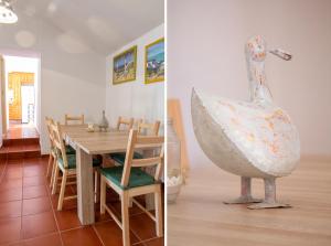 una mesa y una escultura de cisne en un comedor en Casa Canaria Vistas al Mar, en Santa Cruz de la Palma