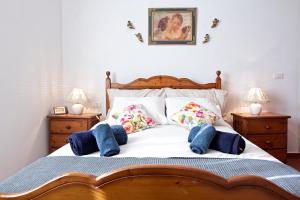 1 dormitorio con 1 cama con 2 mesitas de noche y 2 lámparas en Casa Canaria Vistas al Mar, en Santa Cruz de la Palma
