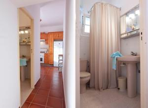 2 viste su un bagno con servizi igienici e lavandino di Casa Canaria Vistas al Mar a Santa Cruz de la Palma