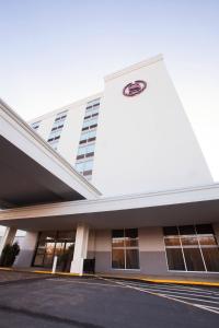 um edifício com um relógio na lateral em Sheraton Pittsburgh Airport Hotel em Coraopolis