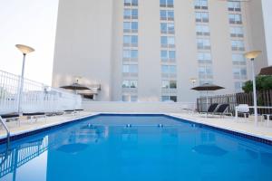 The swimming pool at or close to Sheraton Pittsburgh Airport Hotel