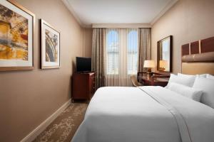 um quarto de hotel com uma cama grande e uma secretária em The Westin San Jose em San Jose