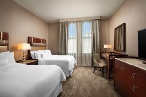 聖荷西的住宿－威斯汀聖何塞酒店，酒店客房配有两张床和一张书桌