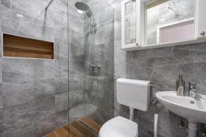 a bathroom with a shower and a toilet and a sink at Apartment Lavanda Neum in Neum