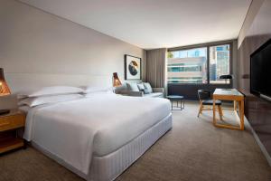 Postel nebo postele na pokoji v ubytování Four Points by Sheraton Sydney, Central Park
