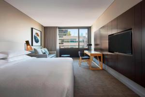 TV a/nebo společenská místnost v ubytování Four Points by Sheraton Sydney, Central Park