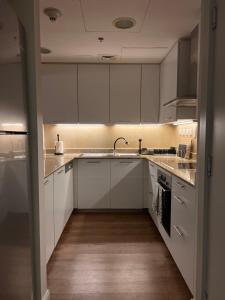 Küche/Küchenzeile in der Unterkunft Beachfront Luxury Apartment-Pearl Island شقه مطله على الشاطئ بجزيرة اللؤلؤه