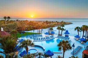 - une vue aérienne sur la piscine du complexe bordée de palmiers et l'océan dans l'établissement Sheraton Sand Key Resort, à Clearwater Beach
