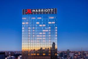 Un bâtiment avec un panneau de moelle au-dessus dans l'établissement Shenyang Marriott Hotel, à Shenyang