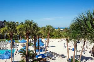 een uitzicht op een strand met palmbomen en een zwembad bij Sheraton Sand Key Resort in Clearwater Beach