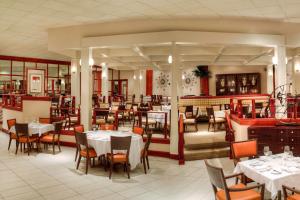 A restaurant or other place to eat at Sheraton Sand Key Resort