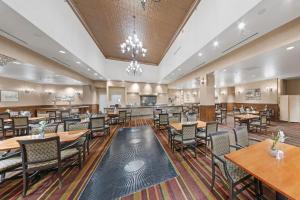 une grande salle à manger avec des tables et des chaises dans l'établissement The Westin San Antonio North, à San Antonio