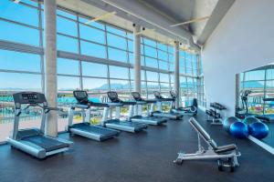 einen Fitnessraum mit einer Reihe von Kardiogeräten in einem Gebäude in der Unterkunft The Westin Wall Centre, Vancouver Airport in Richmond
