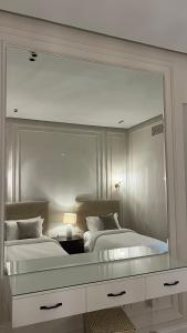 Ein Bett oder Betten in einem Zimmer der Unterkunft Beachfront Luxury Apartment-Pearl Island شقه مطله على الشاطئ بجزيرة اللؤلؤه