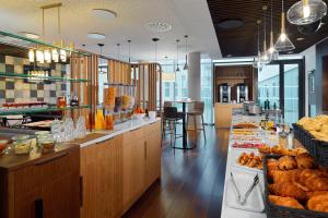 una panadería con pan y bollería en exposición en Residence Inn by Marriott Toulouse-Blagnac en Blagnac