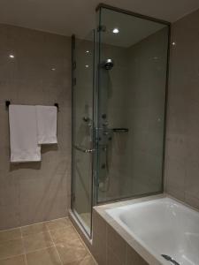 Ein Badezimmer in der Unterkunft Beachfront Luxury Apartment-Pearl Island شقه مطله على الشاطئ بجزيرة اللؤلؤه