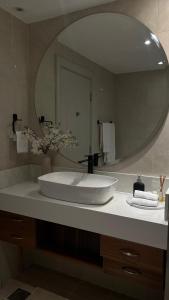 Ein Badezimmer in der Unterkunft Beachfront Luxury Apartment-Pearl Island شقه مطله على الشاطئ بجزيرة اللؤلؤه