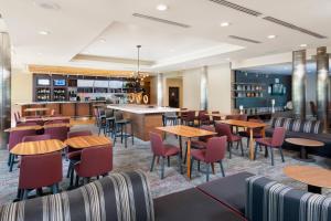 um restaurante com mesas e cadeiras e um bar em Courtyard by Marriott Santa Ana Orange County em Santa Ana