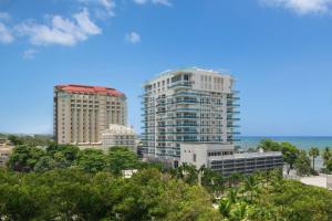 un grupo de edificios altos en una ciudad en Sheraton Santo Domingo, en Santo Domingo