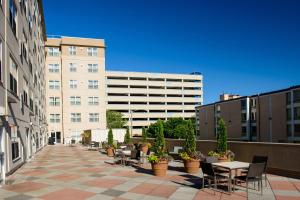 eine Terrasse mit Tischen und Stühlen und ein Gebäude in der Unterkunft Residence Inn Rochester Mayo Clinic Area in Rochester