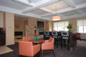 einen Konferenzraum mit einem Tisch und Stühlen in der Unterkunft Residence Inn Rochester Mayo Clinic Area in Rochester