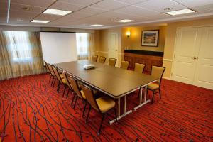 una sala de conferencias con una mesa y sillas sobre una alfombra roja en Residence Inn Rochester Mayo Clinic Area, en Rochester