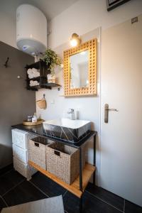 La salle de bains est pourvue d'un lavabo et d'un miroir. dans l'établissement Sea View Apartment Ana, à Podstrana