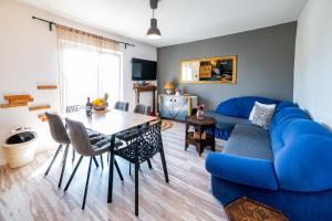 - un salon avec un canapé bleu et une table dans l'établissement Sea View Apartment Ana, à Podstrana