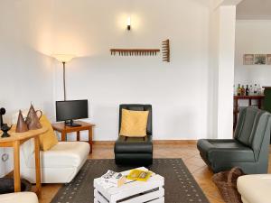 een woonkamer met een bank en een bed bij Vinhais Hotel in Vinhais