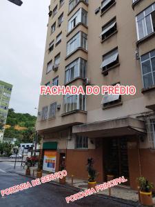 um edifício com uma placa que diz fachada do ricoco em C3 STUDIO no Rio de Janeiro mais 14 fotografias