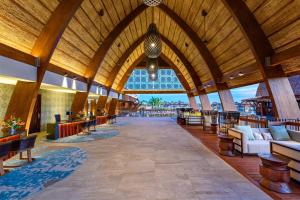 un gran vestíbulo con un gran techo de madera en Fiji Marriott Resort Momi Bay en Momi
