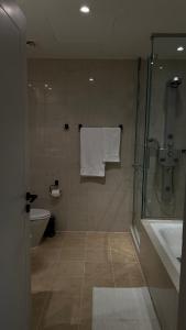 Ein Badezimmer in der Unterkunft Beachfront Luxury Apartment-Pearl Island شقه مطله على الشاطئ بجزيرة اللؤلؤه