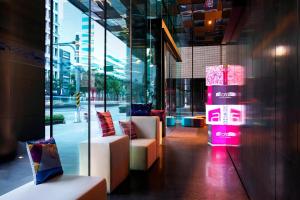 Aloft Taipei Zhongshan tesisinde bir oturma alanı