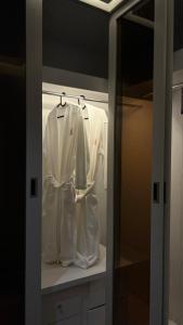 Ein Badezimmer in der Unterkunft Beachfront Luxury Apartment-Pearl Island شقه مطله على الشاطئ بجزيرة اللؤلؤه
