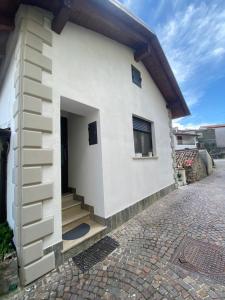 um edifício branco com escadas ao lado em La Perla Del Borgo em Montefalcone di Val Fortore