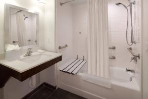 Ein Badezimmer in der Unterkunft Four Points by Sheraton Cocoa Beach