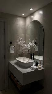 Ein Badezimmer in der Unterkunft Beachfront Luxury Apartment-Pearl Island شقه مطله على الشاطئ بجزيرة اللؤلؤه