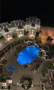 Der Swimmingpool an oder in der Nähe von Beachfront Luxury Apartment-Pearl Island شقه مطله على الشاطئ بجزيرة اللؤلؤه