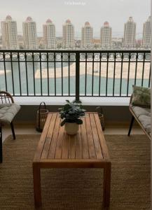 Ein Balkon oder eine Terrasse in der Unterkunft Beachfront Luxury Apartment-Pearl Island شقه مطله على الشاطئ بجزيرة اللؤلؤه