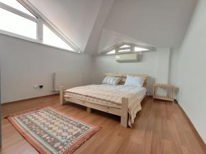 a bedroom with a bed and a rug and windows at Tarihi mekanlara metro ile ulaşım, Avm'lere Yakın in Istanbul